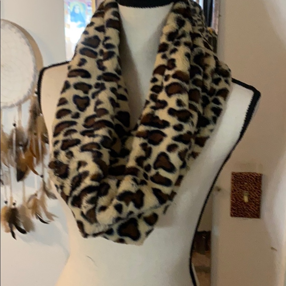 🌻🌻Jacklyn smith leopard infinity plush scarve
